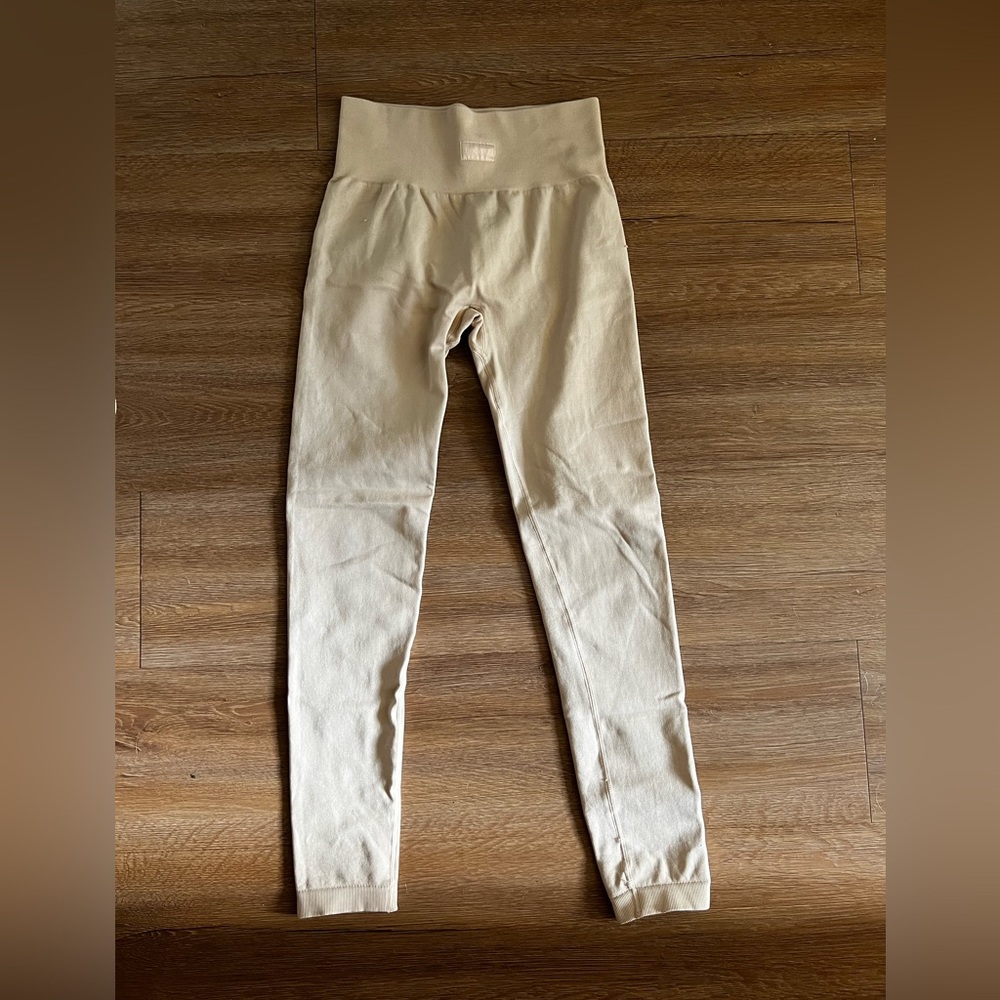 Bo&Tee High Impact Leggings in Beige